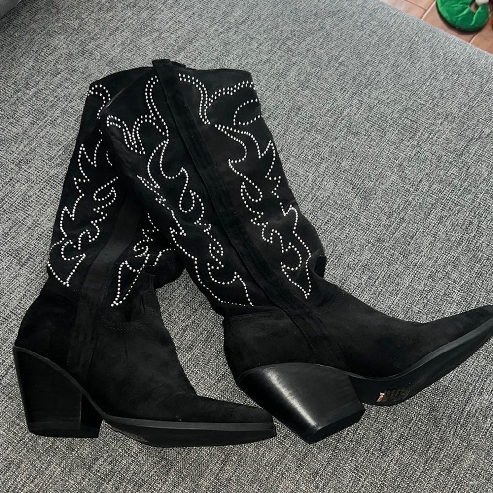 Black Heeled Boots with Intricate Embroidery and Chunky Heel